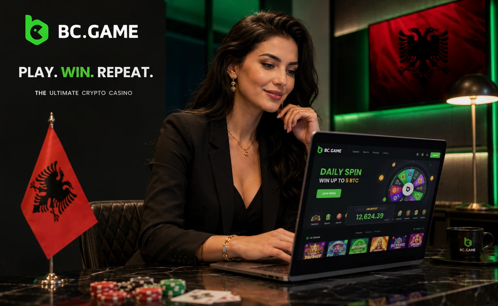 Grua duke luajtur BC Game online casino në Shqipëri me flamurin shqiptar pranë laptopit